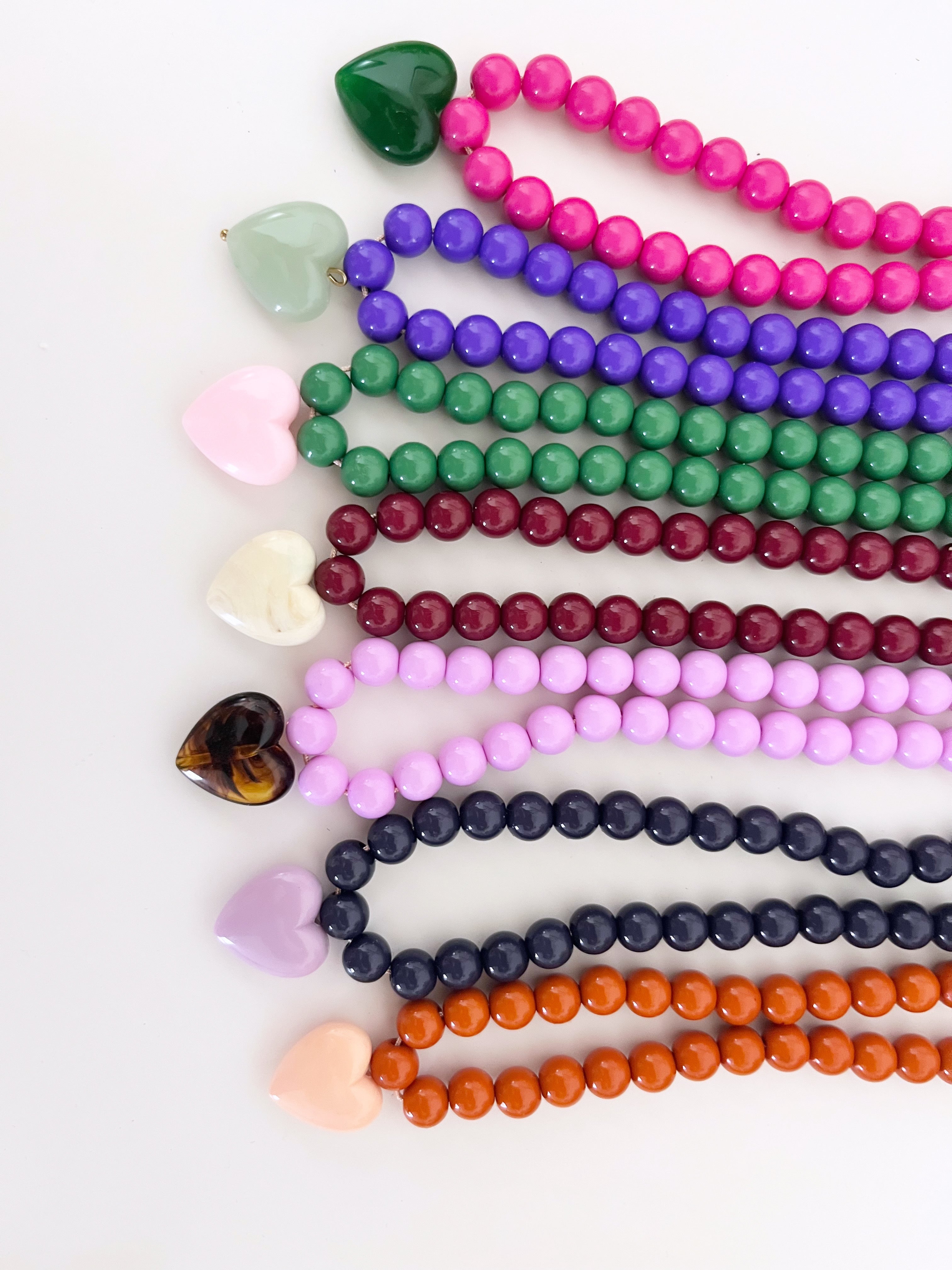 Collier Paulette – Perles Acryliques & Cœur en Résine